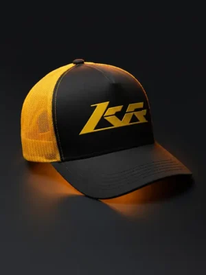 Gorra trucker negra y amarilla con el logo KR de Kilómetros Recorridos